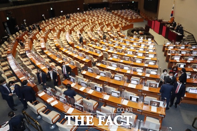 민주당의 검찰 수사권 분리 법안이 본회의 통과 초읽기에 들어간 가운데, 검찰 직접 수사권이 분리될 경우 재판에도 적지 않은 영향을 줄 것으로 관측된다. 사진은 28일 자정 국민의힘의 필리버스터가 국회법상 사유로 강제 종료된 뒤 여야 의원들이 본회의장을 나서고 있는 모습. /국회=이선화 기자