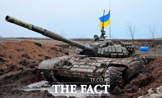 우크라이나군이 노획해 우크라이나 국기를 꽂아놓은 T-72 전차./폴스키라디오