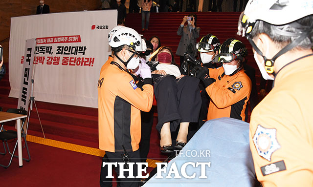 국민의힘 소속 양금희 의원이 박병석 의장을 막던 도중 부상을 입어 이송되고 있다.