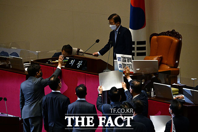 박병석 국회의장이 검찰청법 일부개정법률안(대안) 가결을 알리며 의사봉을 두드리고 있다.