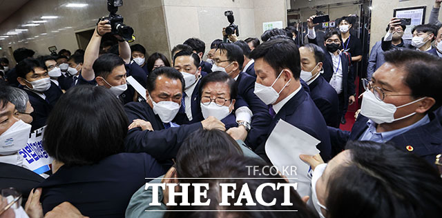 본회의 참석을 막으려는 의원들과 박병석 의장이 충돌하고 있다.