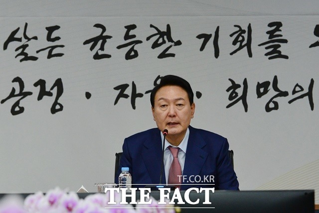 윤석열 대통령 당선인은 1일 노동의 가치가 충분히 존중받고 노동자의 권익이 실현되는 사회를 위해 노력하겠다고 밝혔다. 윤 당선인이 지난달 29일 오후 충북 음성군 한국고용정보원에서 충북혁신도시 현장보고 및 국립소방병원 건립 관련 브리핑을 받기 전 인사말을 하는 모습. /인수위사진기자단