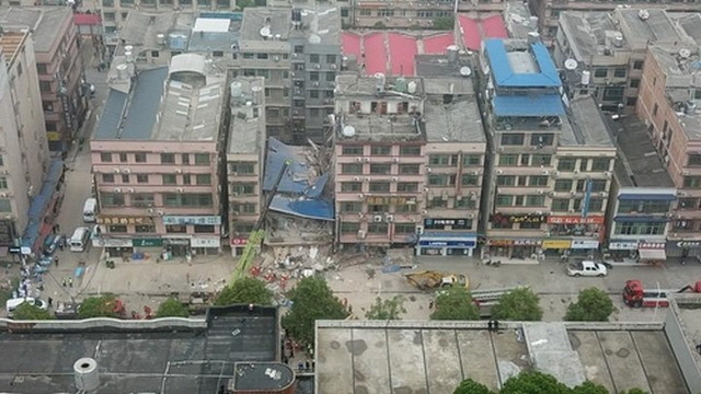 지난달 29일 중국 후난성 창사에서 발생한 주상복합 건물 붕괴 사고로 23명이 숨지고, 39명이 실종됐다. /펑파이 캡처