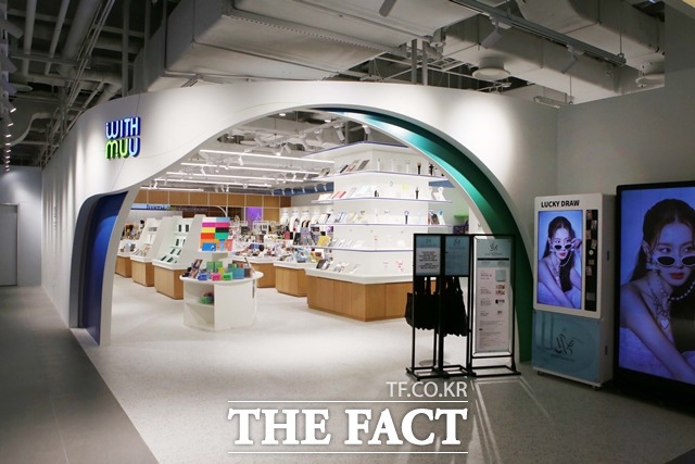 AK플라자가 AK&홍대 2층에 약 118평(390㎡) 규모의 K팝 팬덤 공간을 선보인다. /AK플라자 제공