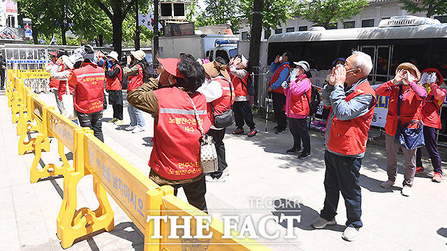 노량진 수산시장 상인들이 포함된 시민대책위원회가 통의동 인수위를 향해 함성을 지르고 있다.