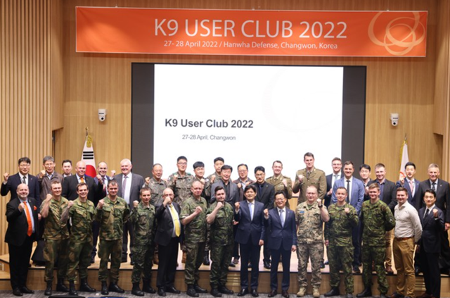 손재일(오른쪽 아래에서 6번째) 한화디펜스 대표이사가 지난달 말 한화디펜스 창원사업장에서 열린 K9 유저클럽 행사에 참석해 K9 자주포 운용 대표단과 기념 촬영을 하고 있다. /한화디펜스 제공