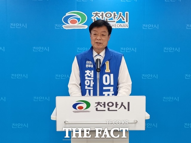 이규희 더불어민주당 천안시장 예비후보가 김연, 한태선, 장기수 예비후보의 지지 선언을 이끌어 내며 결선 투표의 승리를 다짐했다. / 천안=김경동 기자