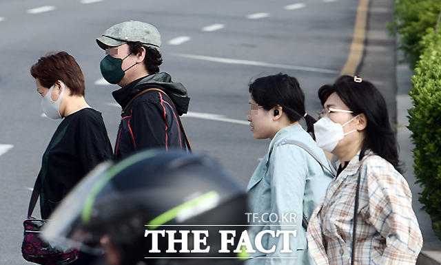 실외 마스크 착용 의무 조치 해제 첫 날인 2일 오전 서울 동대문 일대에서 일부 시민들이 마스크를 벗은 채 이동하고 있다.