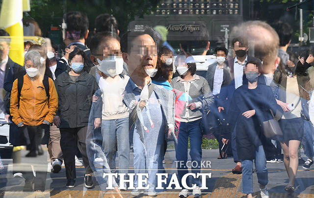 실외 마스크 착용 의무가 해제된 2일 오전 서울 종로구 광화문역에서 마스크를 착용한 시민과 착용하지 않은 시민이 뒤섞여 이동하고 있다. /이동률 가자