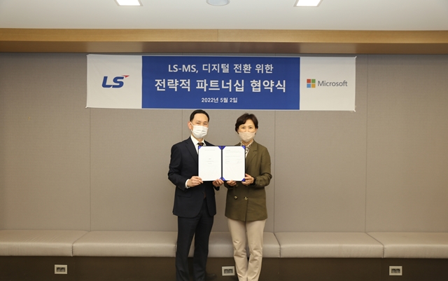 조의제(왼쪽) LS ITC CEO 겸 그룹 CIO가 디지털 전환을 더욱 가속화하기 위해 한국 마이크로소프트와 전략적 파트너십 협약을 체결한 뒤 이지은 한국 마이크로소프트 대표와 기념 촬영을 하고 있다. /LS그룹 제공