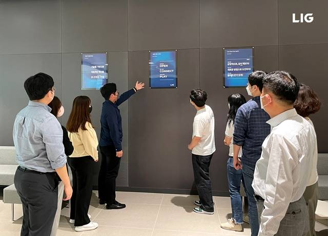 LIG 임직원들이 비전 공유 포스터를 살펴보고 있다. /LIG 제공