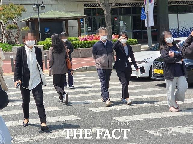 실외마스크 해제 첫 날인 2일 대전 둔산동에서 시민들이 마스크를 쓴 채 거리를 걷고 있다. / 대전 = 김성서 기자