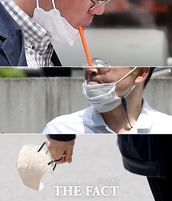실외에서 마스크 착용 의무가 해제된 첫날인 2일 오후 서울 강남구 강남역 인근에서 직장인들이 코와 턱에 쓰거나 손에 들고 걸어가고 있다. /이선화 기자