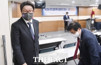  권성동, '검수완박' 반대 외치는 변호사-시민 필리버스터 참관 [TF사진관]