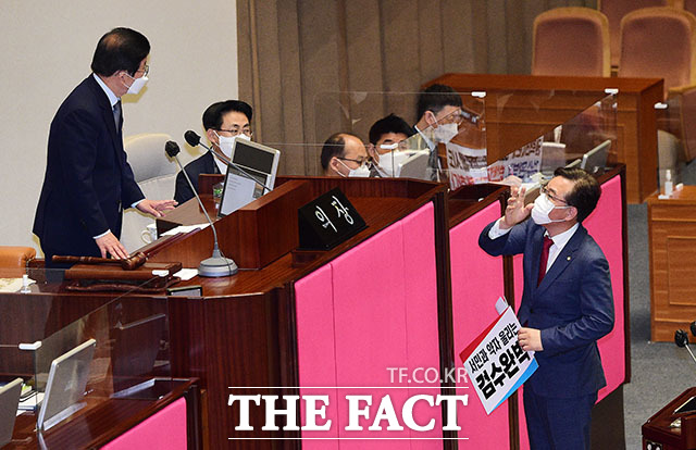 송언석 국민의힘 원내수석부대표가 의사진행발언과 관련해 박병석 의장에게 항의하고 있다.