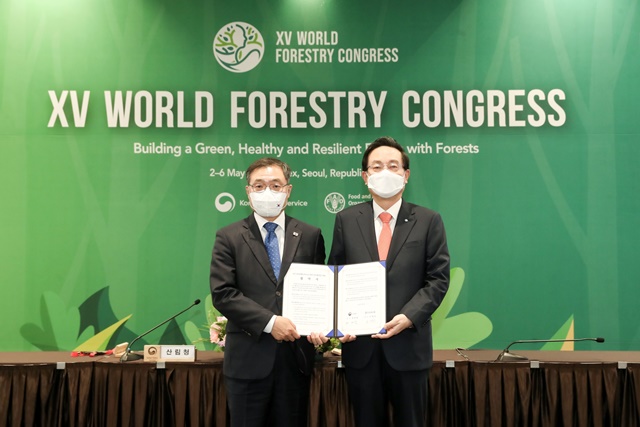 우리금융그룹은 지난 2일 서울 코엑스에서 개최된 제15차 세계산림총회(World Forestry Congress)에 손태승 우리금융그룹 회장(오른쪽)과 최병암 산림청장이 참석한 가운데 탄소중립 활동과 ESG경영 상호협력을 위한 업무협약을 체결했다. /우리금융 제공