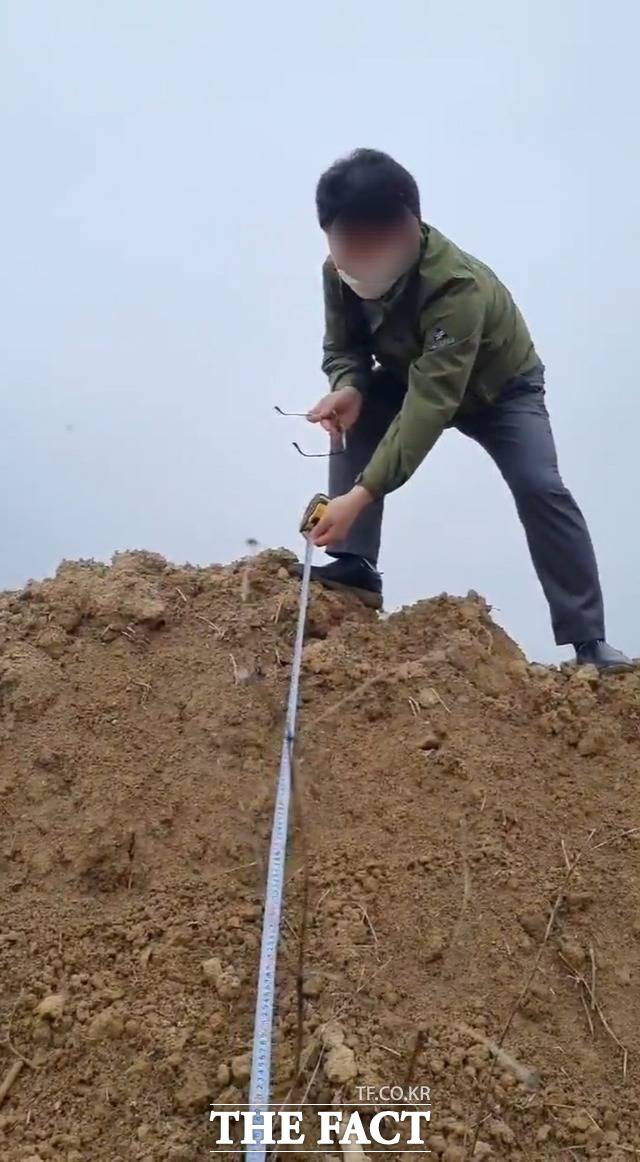 해당 농지에서 함평군청 공무원이 성토된 높이를 실측하고 있다. 동영상에 따르면 3m 가까이 측정된 것으로 밝혀졌다. / 제보자 제공 동영상 캡쳐