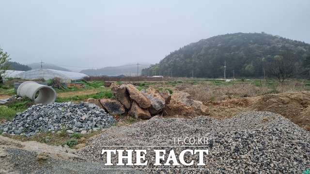 건설 현장에서 반출된 것으로 보이는 갖가지 잡석들이 농지에 쌓여있다. / 제보자 제공