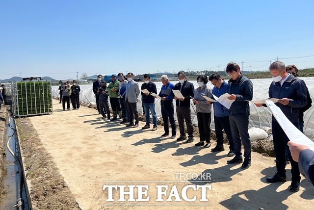 충남도 농업기술원은 3일 서산시 부석면 유영철 씨 농가포장에서 빠르미 포트묘 첫 이앙을 실시했다. / 충남도 제공