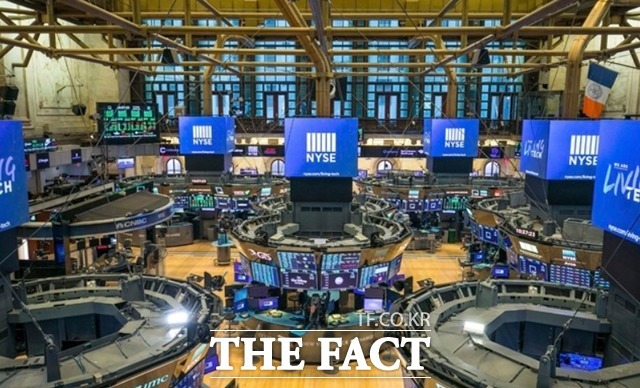 2일(현지시간) 뉴욕증권거래소(NYSE)에서 다우존스30산업평균지수는 전장보다 0.26%(84.29포인트) 오른 33,061.50으로 거래를 마쳤다. /AP.뉴시스