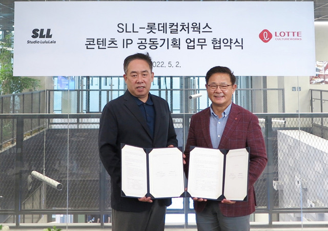 정경문 SLL 대표와 최경환 롯데컬처웍스 대표(왼쪽부터)가 2일 서울 마포구 SLL 본사에서 열린 콘텐츠 IP 공동기획 업무 협약식에서 기념촬영을 하고 있다. /SLL 제공