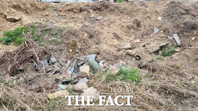 농지에 건설 폐기물로 추정되는 콘크리트 기와가 매립돼있다. / 제보자 제공