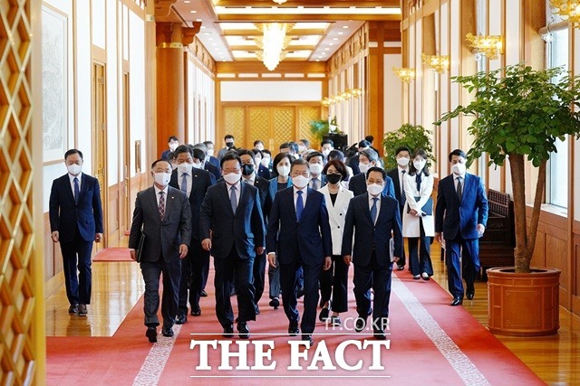 문재인 대통령이 3일 오후 청와대 본관에서 열린 임기 마지막 국무회의에 국무위원들과 함께 입장하고 있다. /청와대 제공