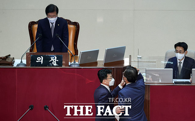 송언석 국민의힘 원내수석부대표가 박병석 국회의장에게 항의하고 있다.