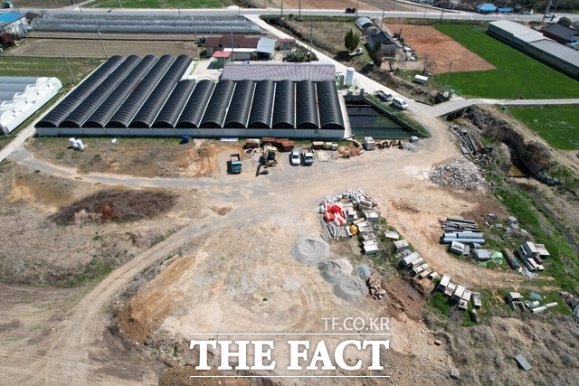 오는 6·1지방선거 민주당 전남 광역의원 함평군 선거구 단수 공천자로 알려진 A씨가 함평군 신광면 삼덕리 9**-*번지 일원에 250~270cm 높이로 부적정한 폐토 등을 반입해 농지를 매립했다고 제보자는 전했다. / 제보자 제공