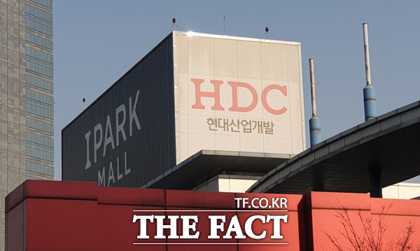 HDC현대산업개발은 3일 박용현 상무와 이광희 상무를 각각 품질혁신실장과 안전관리실장에 신규 선임했다고 밝혔다. /더팩트 DB