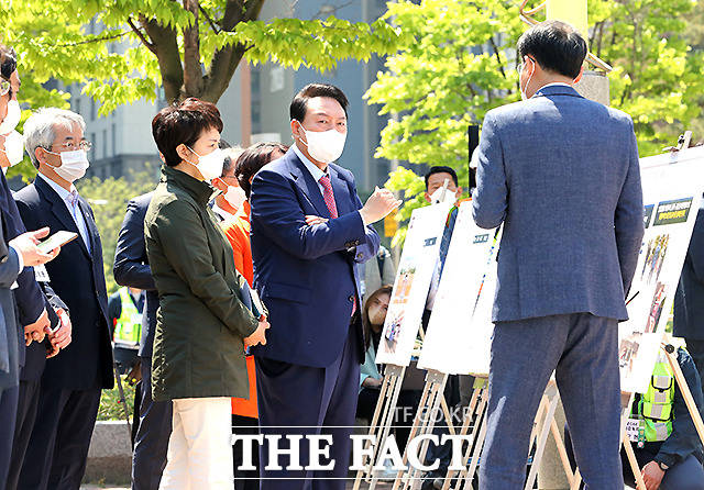 지난 2일 고양시를 방문한 윤석열 대통령 당선인과 김은혜 경기도지사,이동환 고양시장 후보자 등이 일산서구 대화동 GTX-A 공사 현장에서 국토교통부 철도국장의 공사 설명을 듣고 있다./더팩트 DB