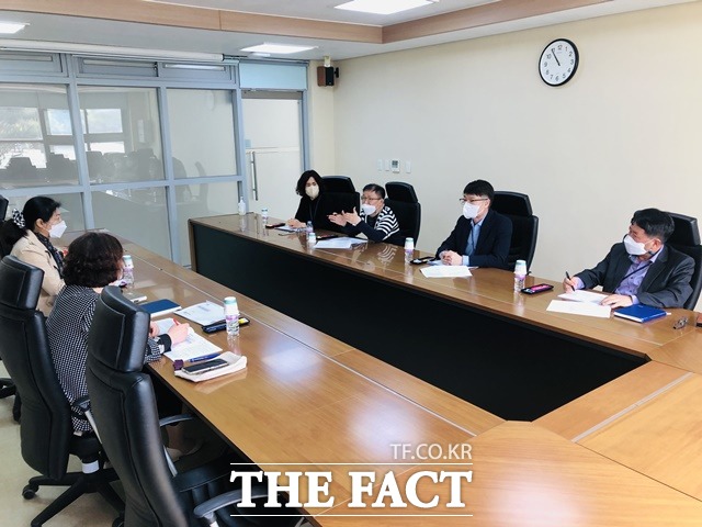 세종시교육청과 사립학교 관계자가 사립학교 사무직원 인사운영 지침에 대해 의견을 나누고 있다. / 세종교육청 제공.