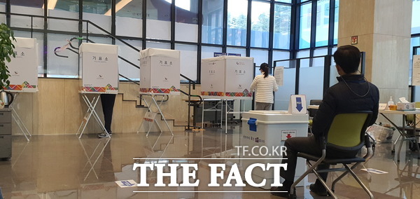 인천시청 별관 1층에 마련된 투표소에서 한 유권자가 소중한 한 표를 행사하기 위해 기표소로 들어가고 있다. /더팩트DB