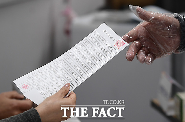 제20대 대통령선거일인 3월9일 오전 서울 도봉구 쌍문4동 제 3투표소에서 유권자들이 투표 용지를 받고 있다. /이새롬 기자