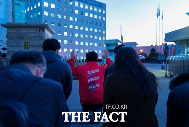 조영달 후보는 서울시교육청 앞에서 선거 당일까지 매일 새벽마다 통성기도에 나서겠다고 해 논란이 됐다./조영달 후보 페이스북