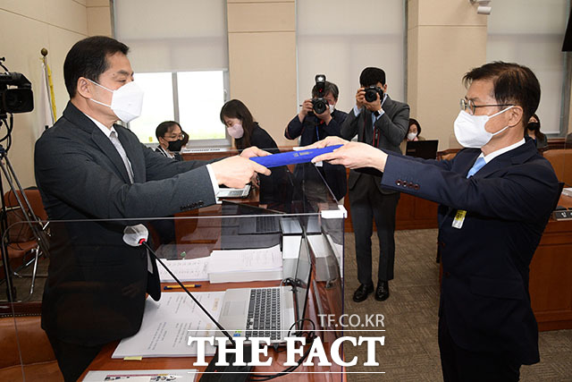 박대출 위원장(왼쪽)에게 선서문 제출하는 이정식 후보자.