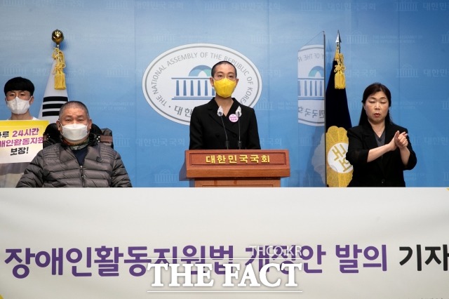 인터뷰에 응한 이들 중 일부는 정치인이 대단하다고 느낀다고 답했다. 지난달 20일 장혜영 정의당 의원(가운데)이 삭발을 하고 장애인활동지원법 개정안 발의 기자회견을 하는 모습. /남윤호 기자