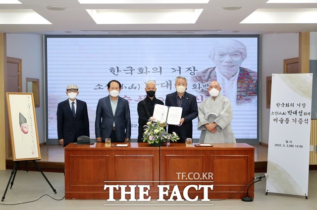 한국화의 거장 소산 박대성 화백이 하동군에 자신의 작품 ‘화-시(畫-詩)’를 기증했다./하동군 제공