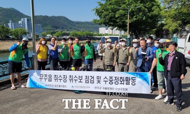 무주군은 4일 국립공원관리공단 및 무주수난구조대와 맑은물사업소 직원들이 참여한 가운데 무주읍에 위치한 취수장 취수보 점검활동을 했다. /무주군 제공