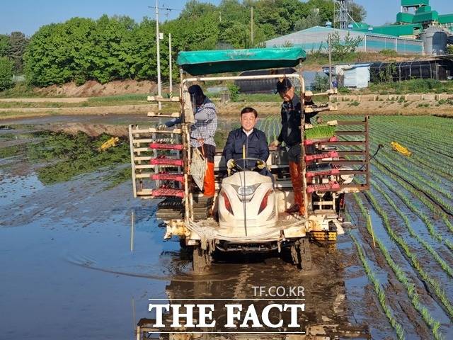 황선봉 예산군수가 올해 첫 모내기 현장에서 직접 이앙기를 운전하고 있다. / 예산 = 최현구 기자