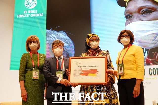 왕가리 마타이상 수상자인 세실 제벳(왼쪽에서 세번째)이 남태헌 산림청 차장 등과 기념 촬영을 하고 있다. / 산림청 제공