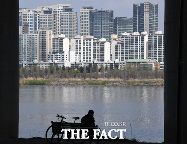 한국부동산원의 이달 첫째 주(2일 기준) 주간 아파트 가격 동향조사 결과에 따르면 서울의 아파트 매매 가격은 전주 대비 0.01% 올랐다. 상승세로 돌아선 건 지난 1월 17일 이후 15주 만이다./임세준 기자