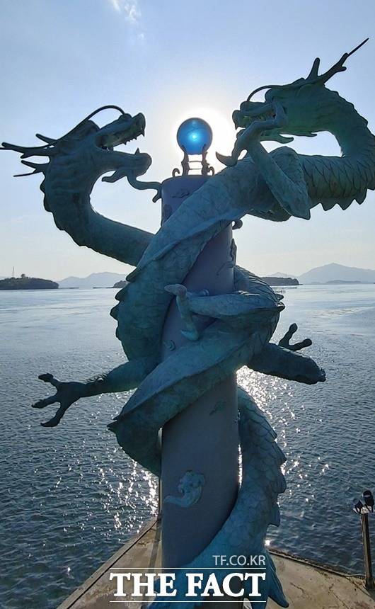 사천 실안 노을전망교 옆에 설치된 용 포토존/사천시 제공
