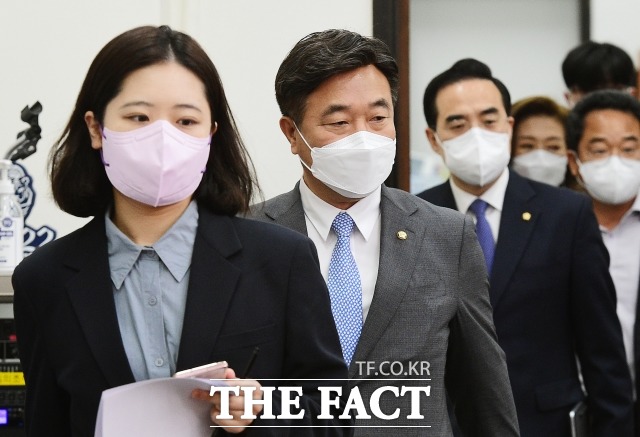 박지현 비대위원장은 당에 다실관계 확인과 징계 여부 등을 문의했다. 이를 두고 지지자들의 비난을 받기도 했다. / 이선화 기자