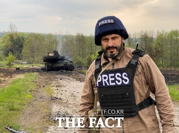 안드리 차플리엔코기자가 파괴된 T-90M 전차 앞에서 포즈를 취하고 있다.안드리 차플린체고 트위터