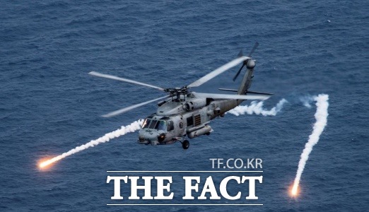 대만이 지나치게 고가여서 구매를 포기한 대잠 헬기 MH-60R 시호크와 같은 기종인 미 해군의 시호크가 훈련중 플레어를 발사하고 있다./타이완뉴스