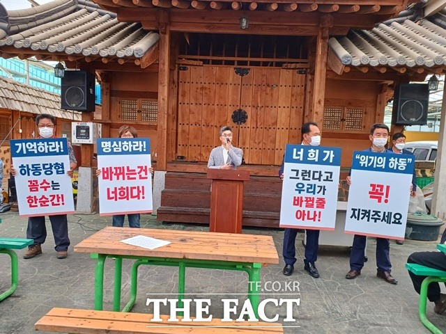 옥종면 국민의힘 청년회장이 6일 국민의 힘 하동군 지역 당원 1200여명은 탈당과 함께 무소속 하승철 군수후보 지지를 선언하고 있다./하동=이경구 기자