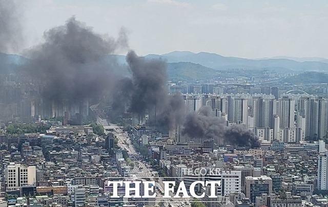 서울 송파구 석촌동의 한 가구매장에서 불이 나 약 2시간 30분만에 꺼졌다./독자 제공
