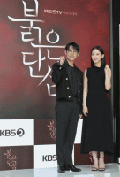  '붉은 단심' 이준♥강한나, 한복 벗고 '올블랙'으로 시크美[TF움짤뉴스]