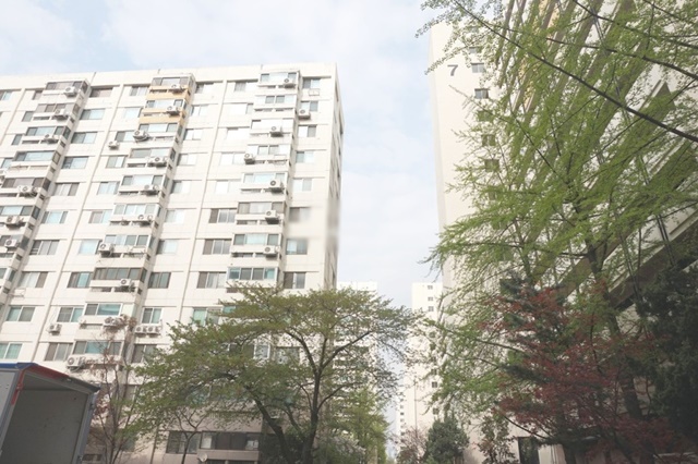 서울 여의도 시범아파트와 한양아파트가 각각 최고 60층, 50층 높이로 재탄생할 예정이다. 사진은 서울 여의도 시범아파트 외관. /네이버 부동산 갈무리